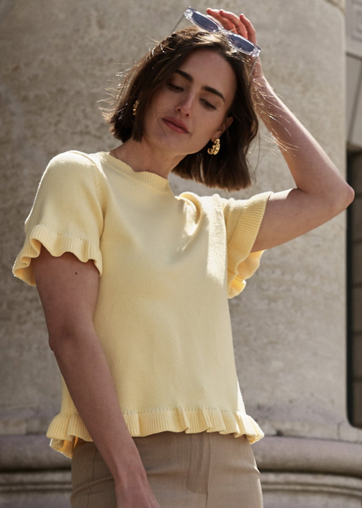 Short-sleeved sweater with ruffles - butter yellow