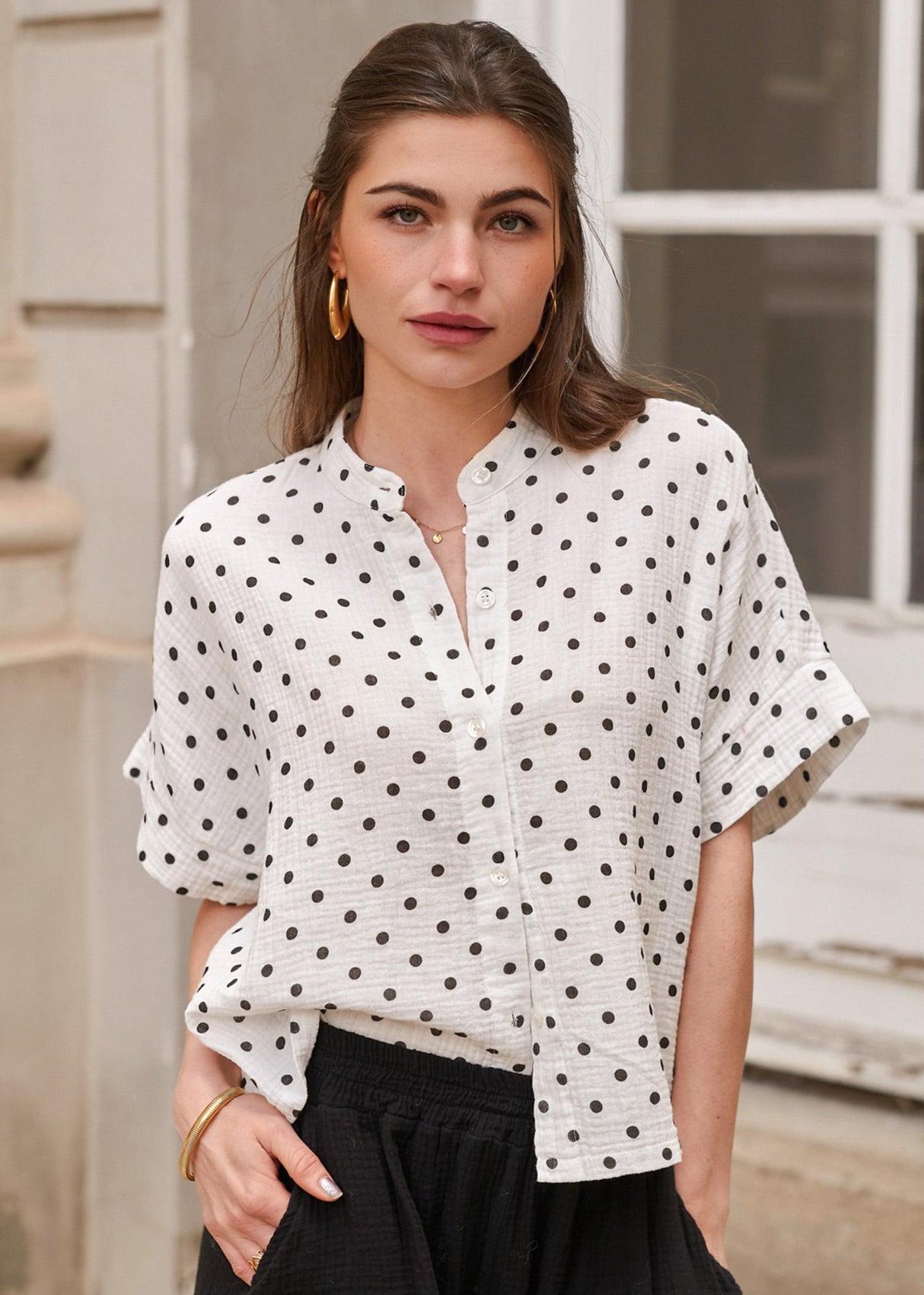 Muslin blouse with attached short sleeves and dots - off-white
