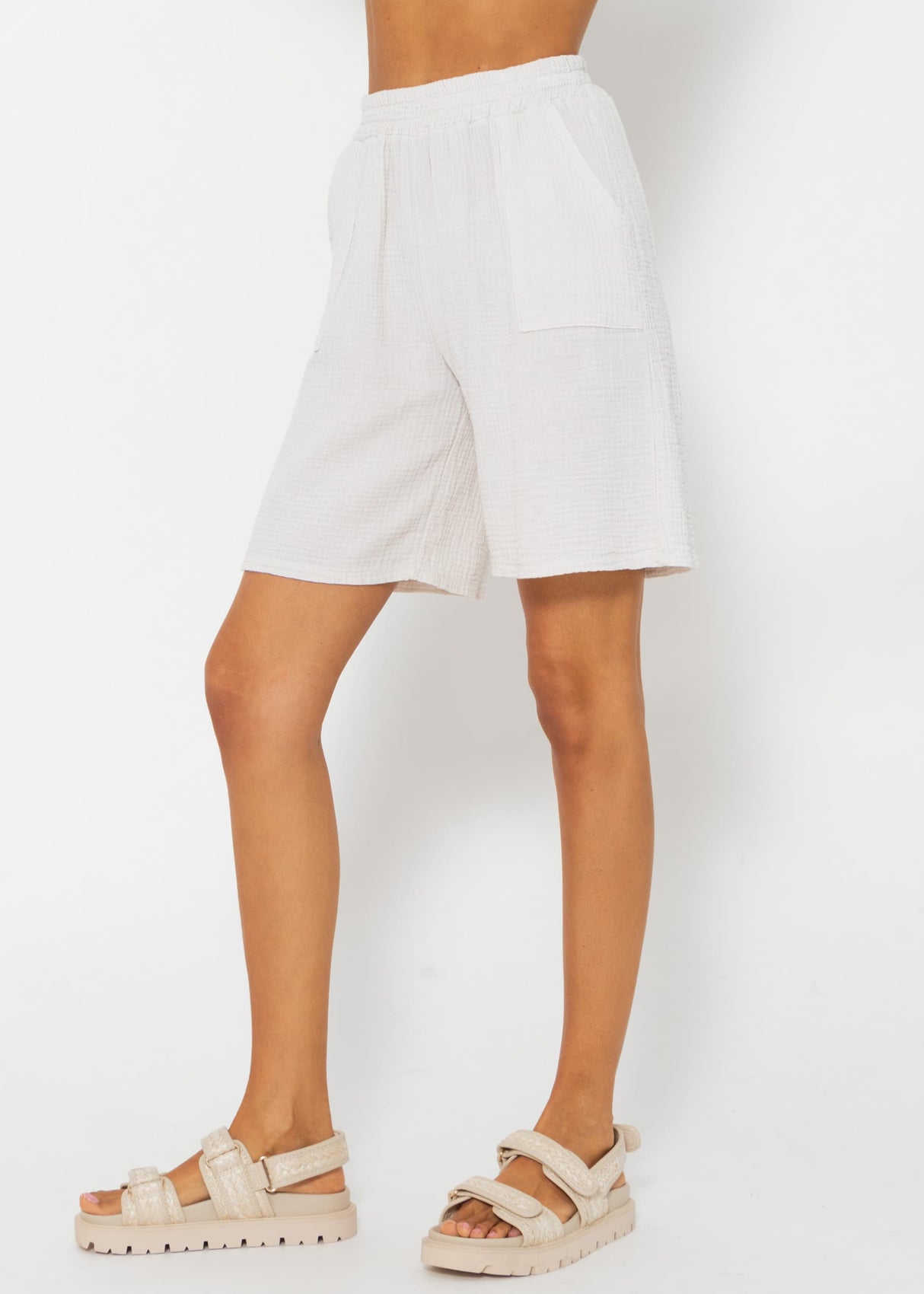 Muslin Bermuda shorts, light beige