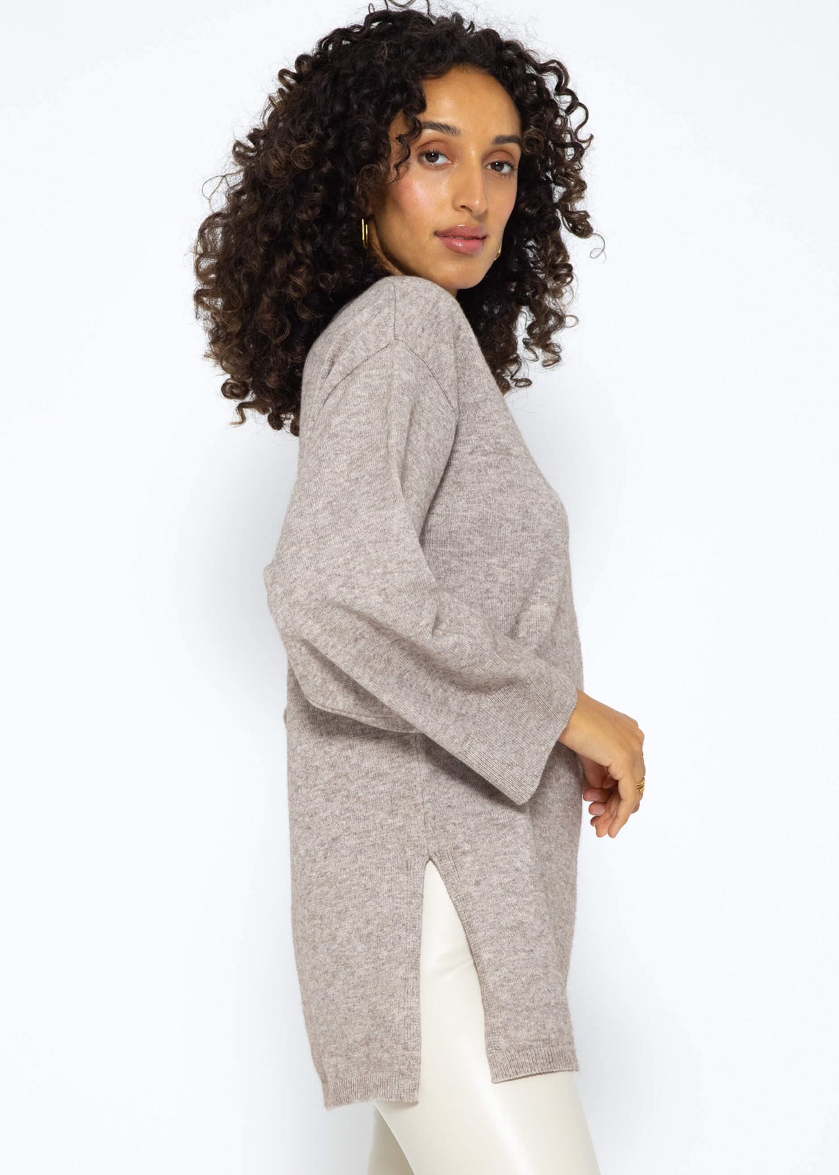 Oversized sweater with side slits - taupe