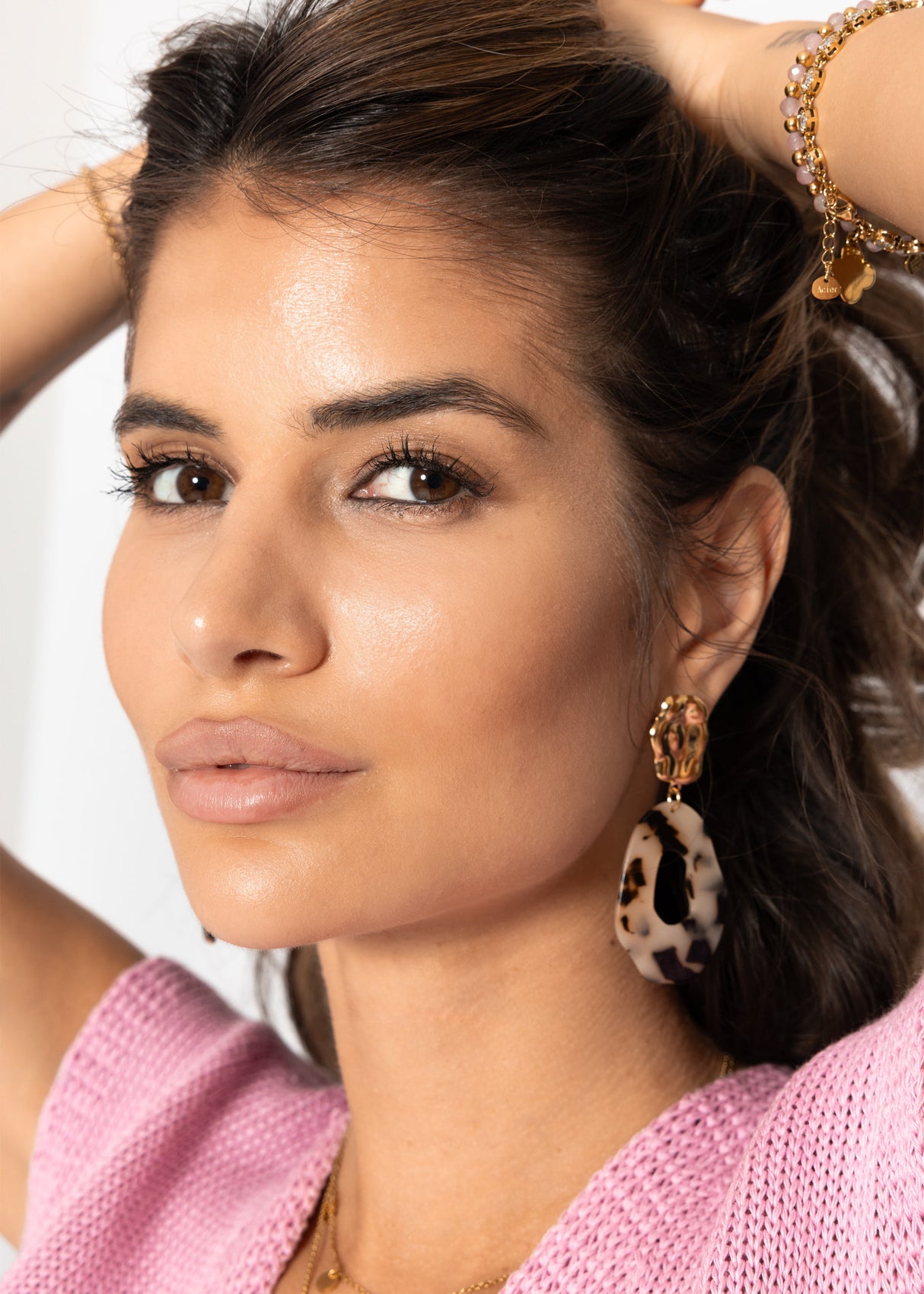 Stud earrings with brown pendant - gold