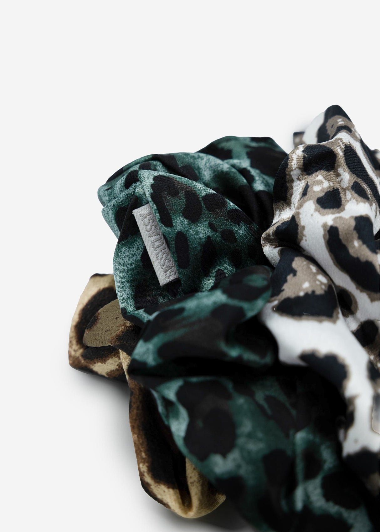 Set of 3 scrunchies in leo print - offwhite-green-beige