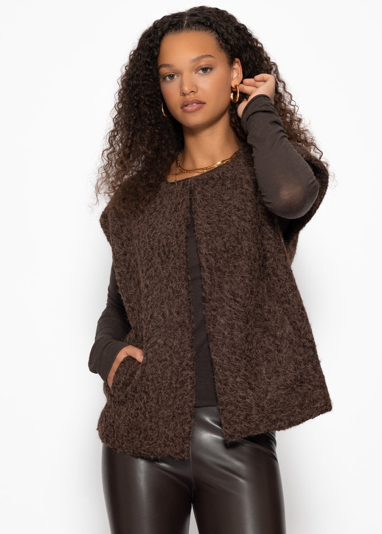Sleeveless vest with wool texture - brown