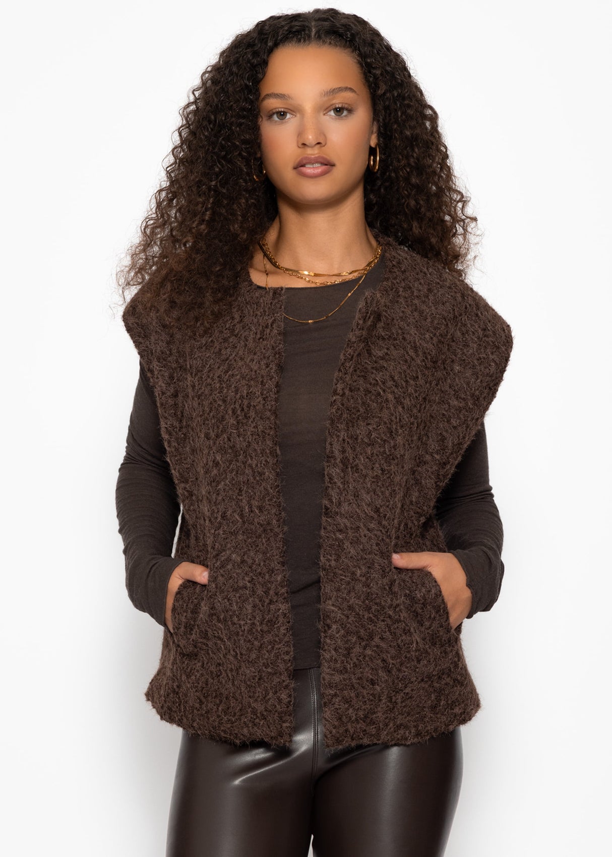 Sleeveless vest with wool texture - brown