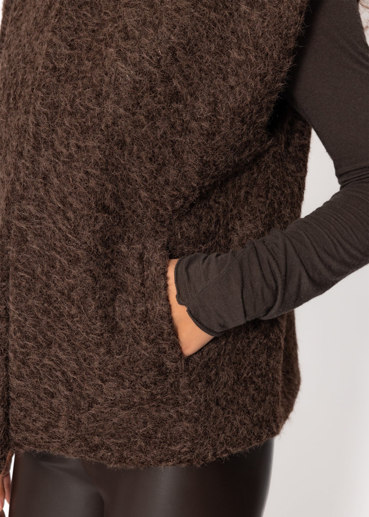 Sleeveless vest with wool texture - brown