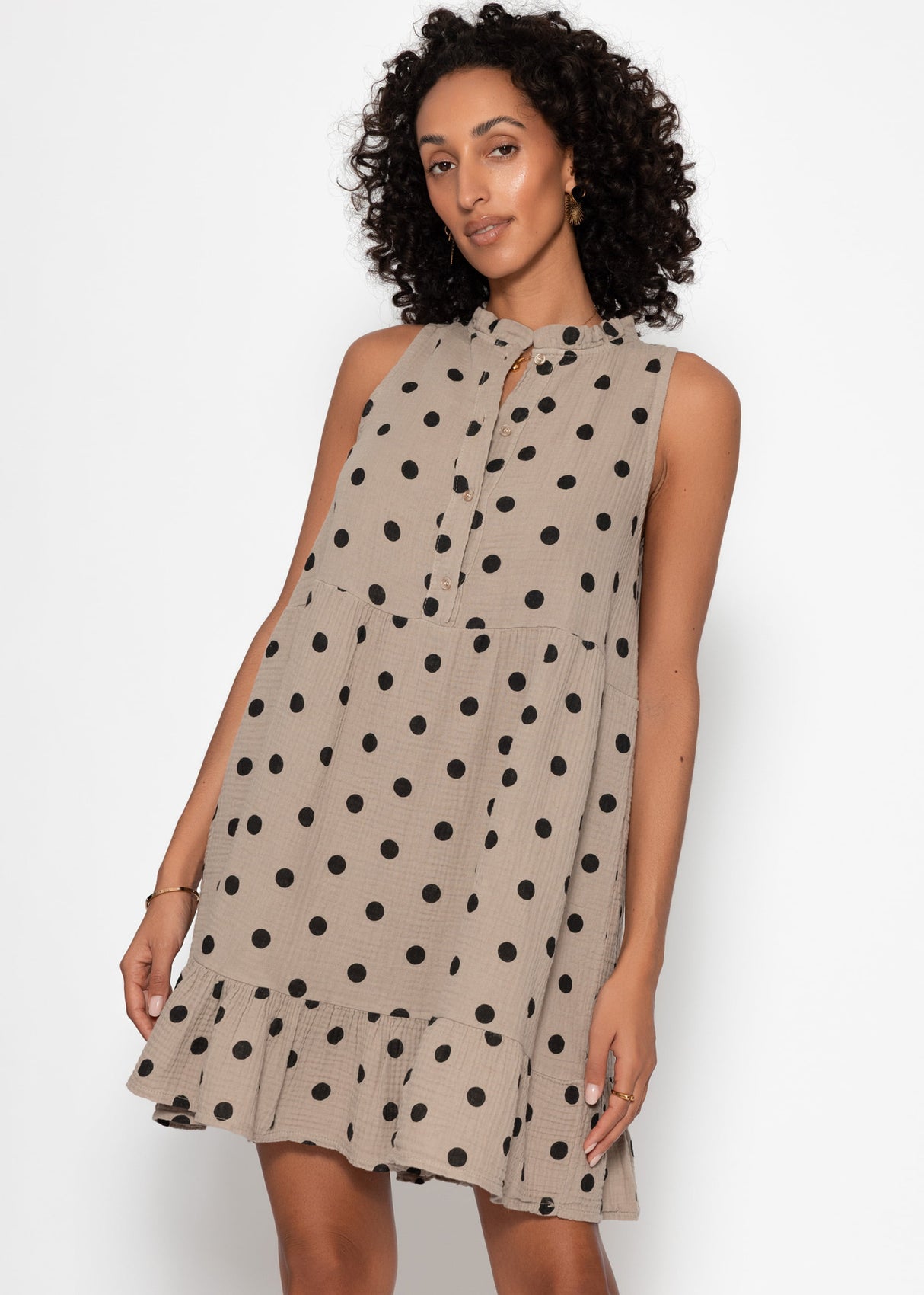 Ärmelloses Musselin Kleid mit Volants und Punkte Print - taupe