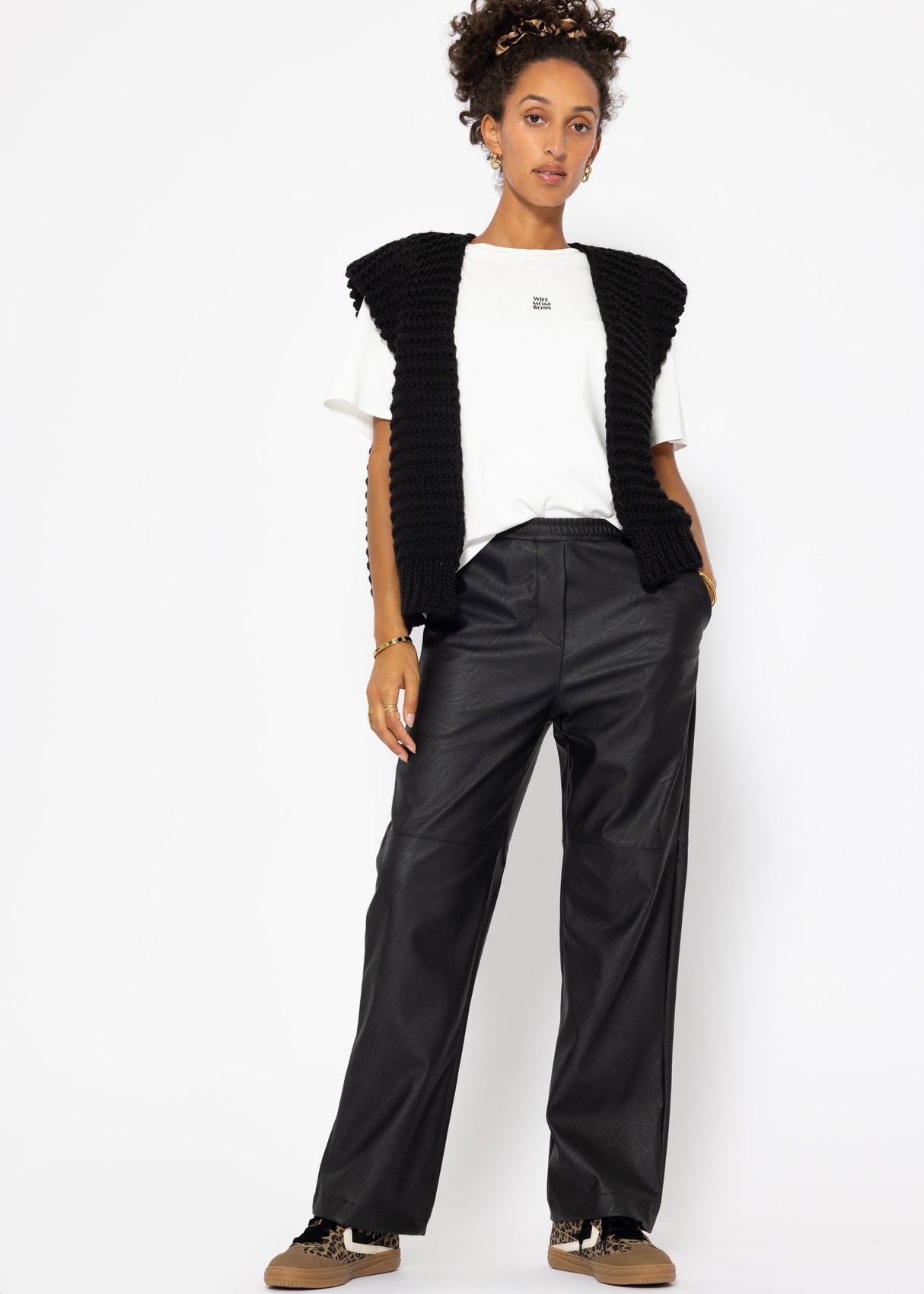 Sleeveless knitted vest with structured shoulders - black