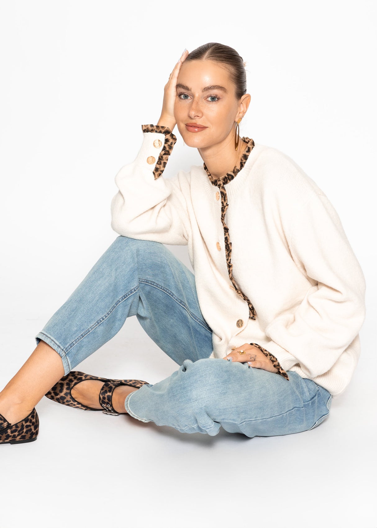 Leo-print cardigan with ruffles - off-white