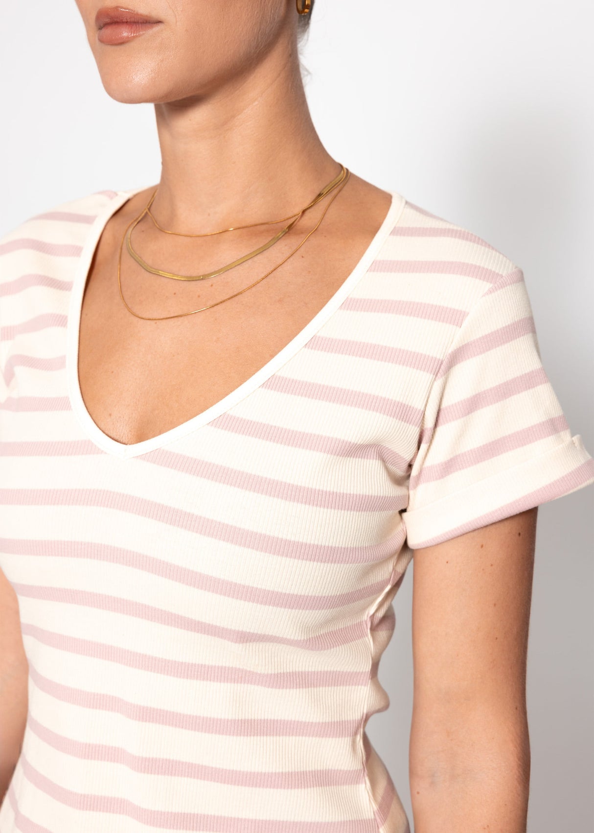 Gestreiftes T-Shirt mit V-Ausschnitt - rosa-offwhite