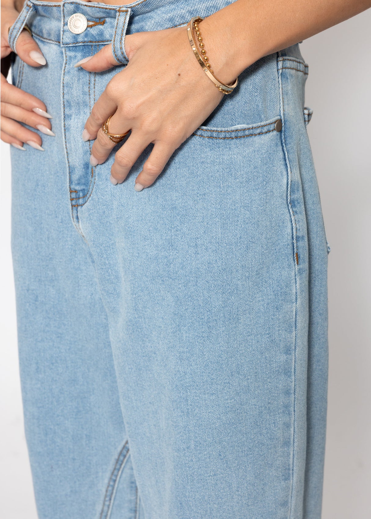 Highwaist Jeans mit Ziernaht - hellblau