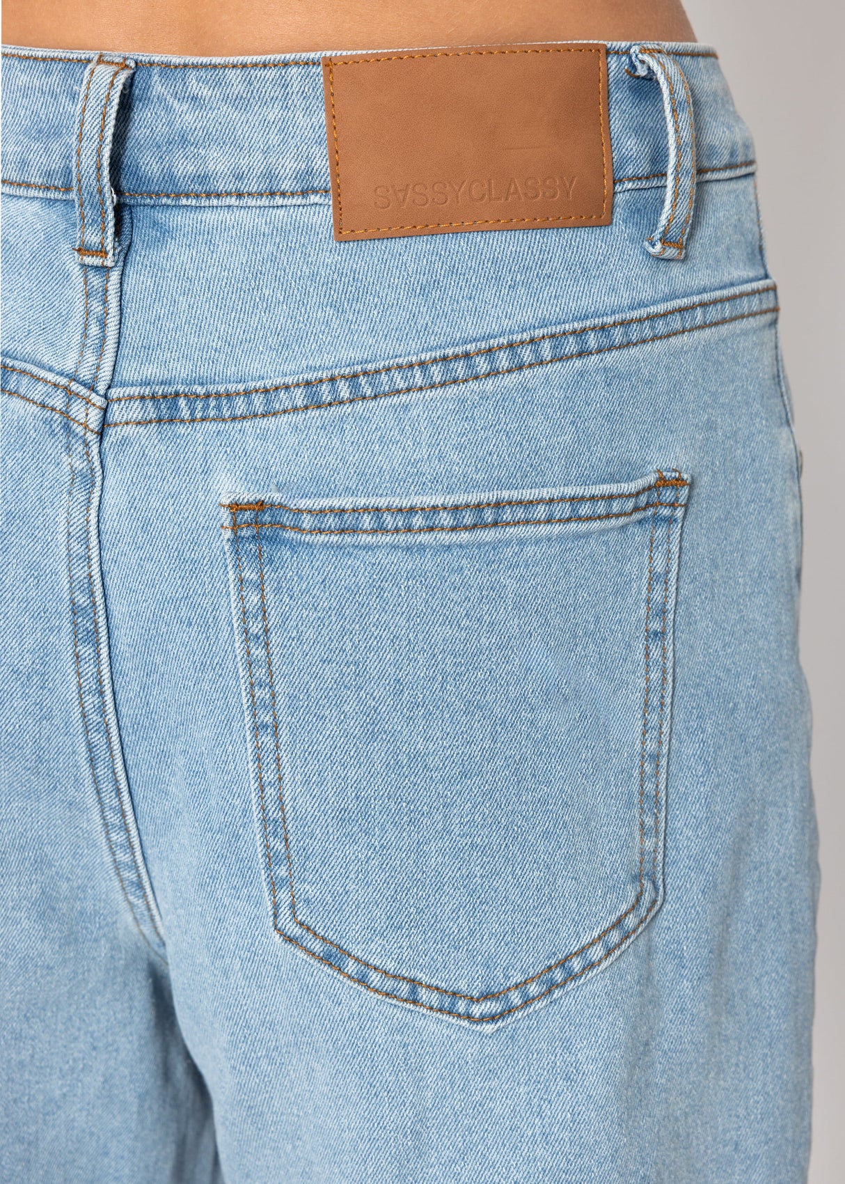 Highwaist Jeans mit Ziernaht - hellblau