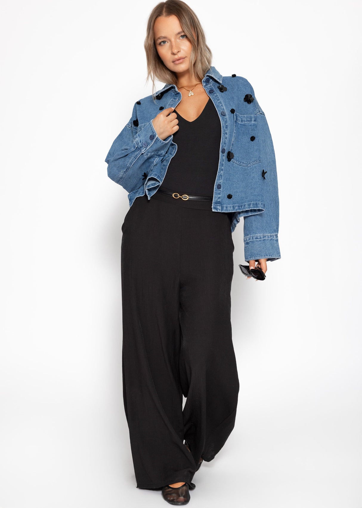 Jeansjacke mit Blumenapplikationen - blau