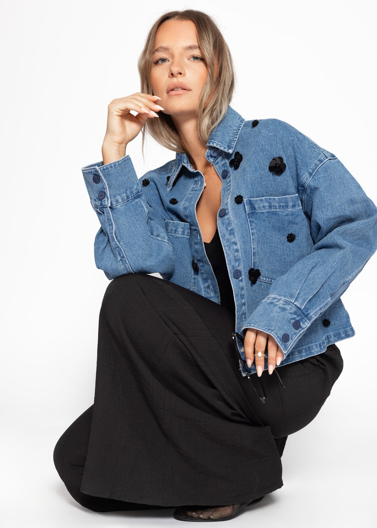 Jeansjacke mit Blumenapplikationen - blau