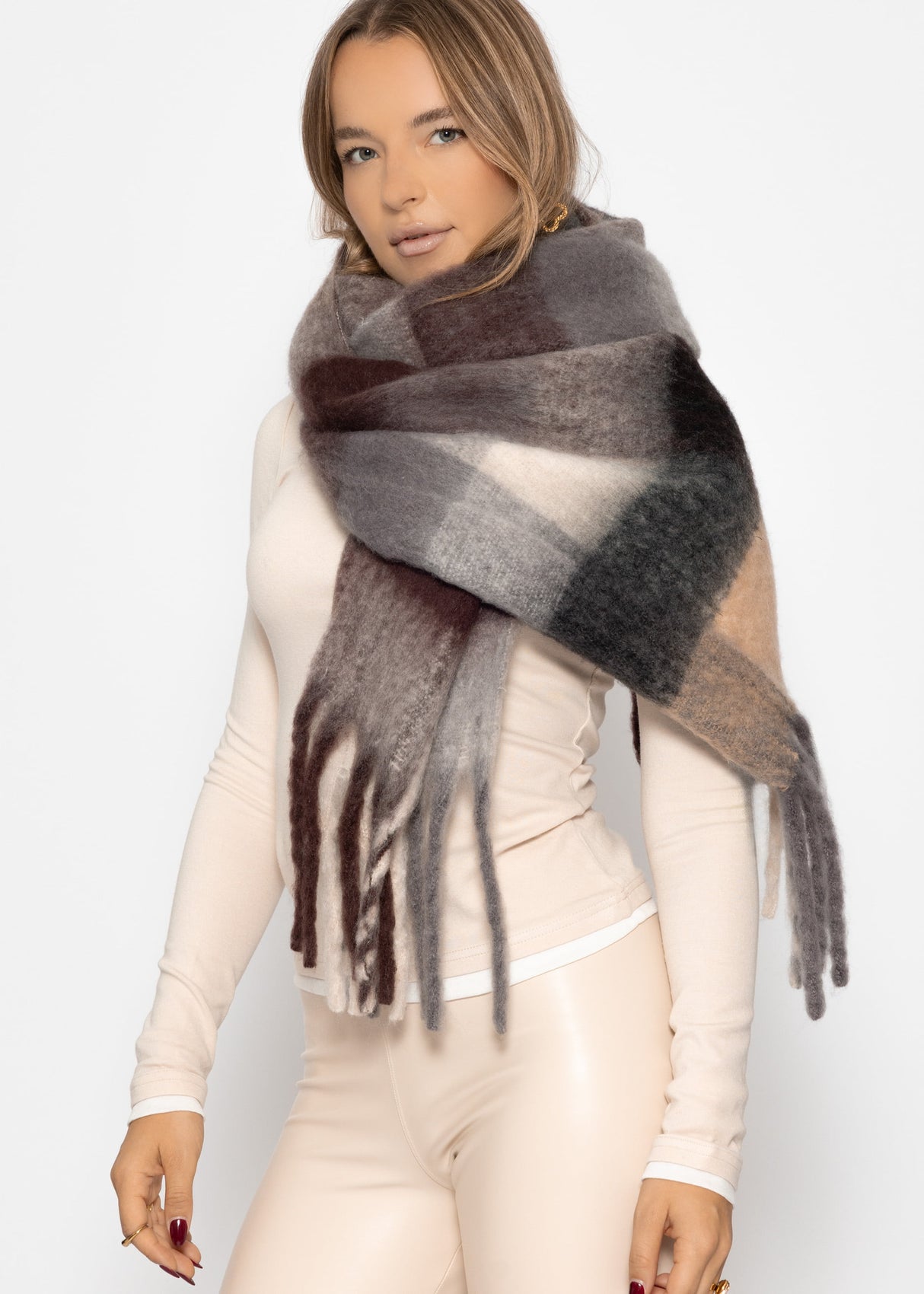 Checkered fluffy scarf - brown