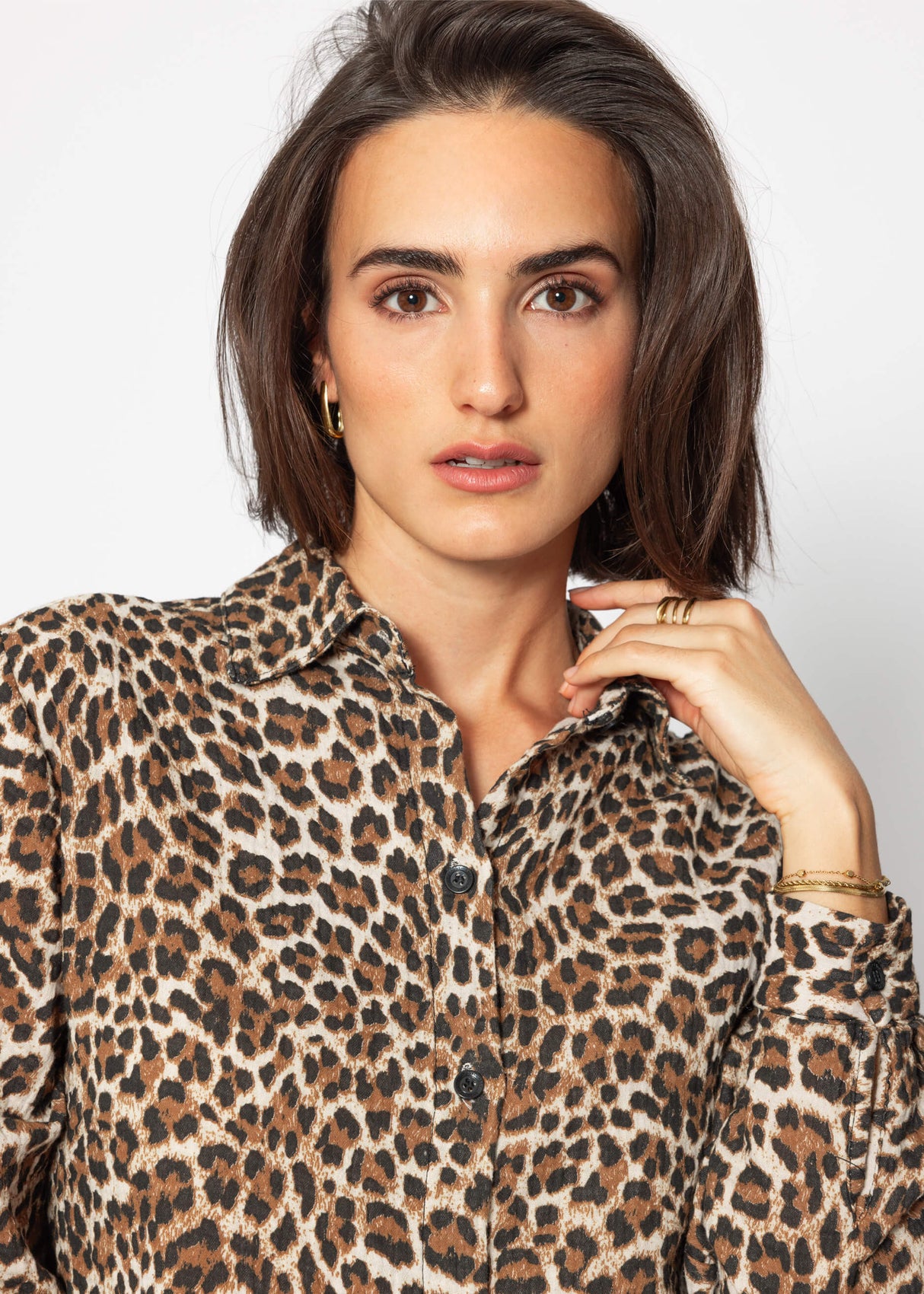 Classic-cut blouse in muslin with leopard print - brown