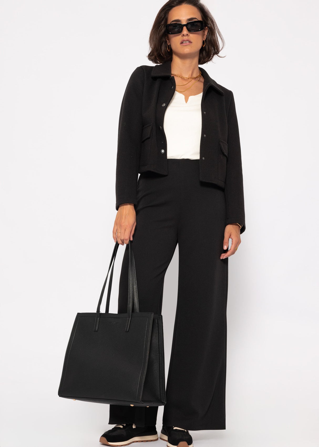 Short jacket with snap fasteners - black