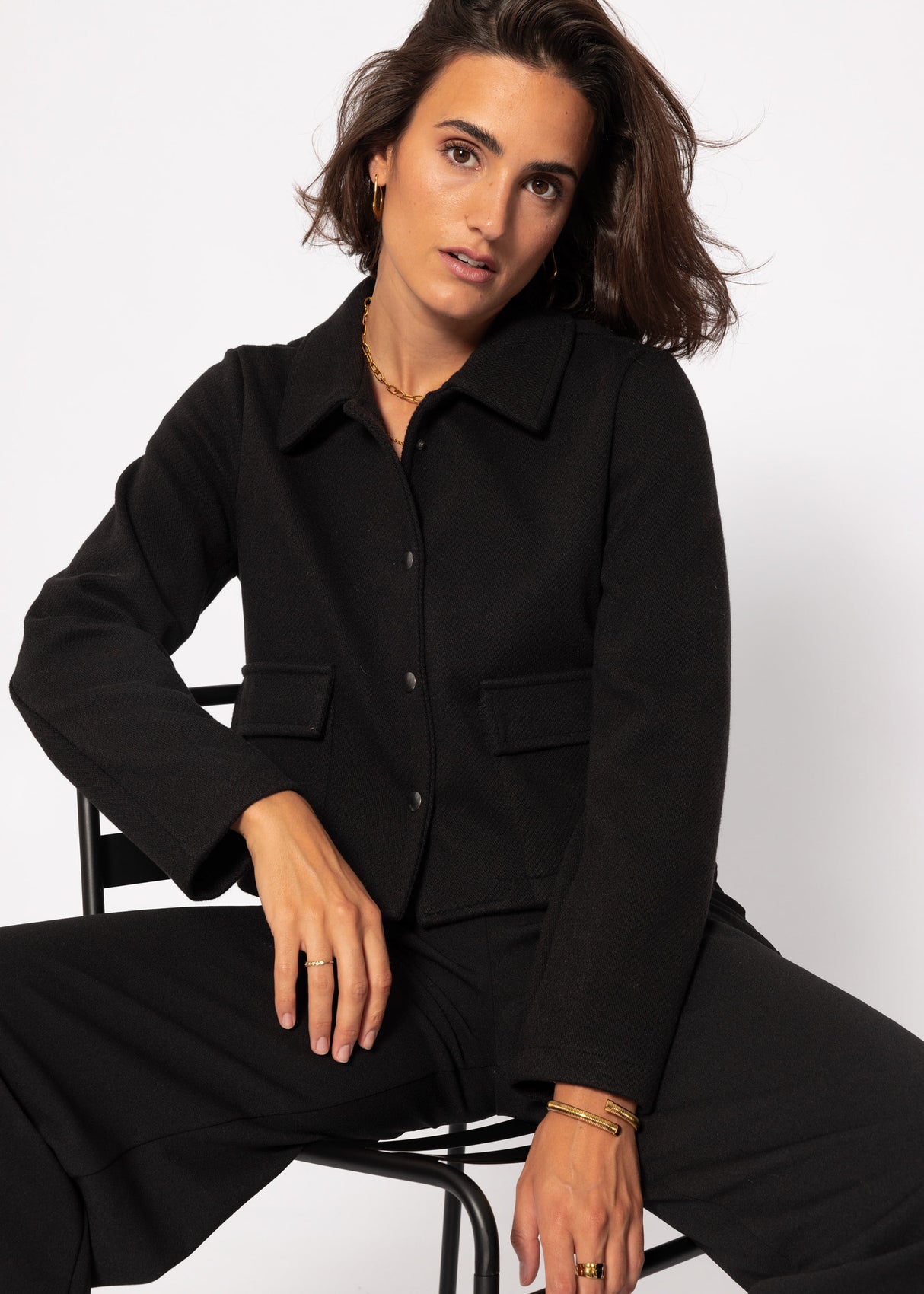 Short jacket with snap fasteners - black