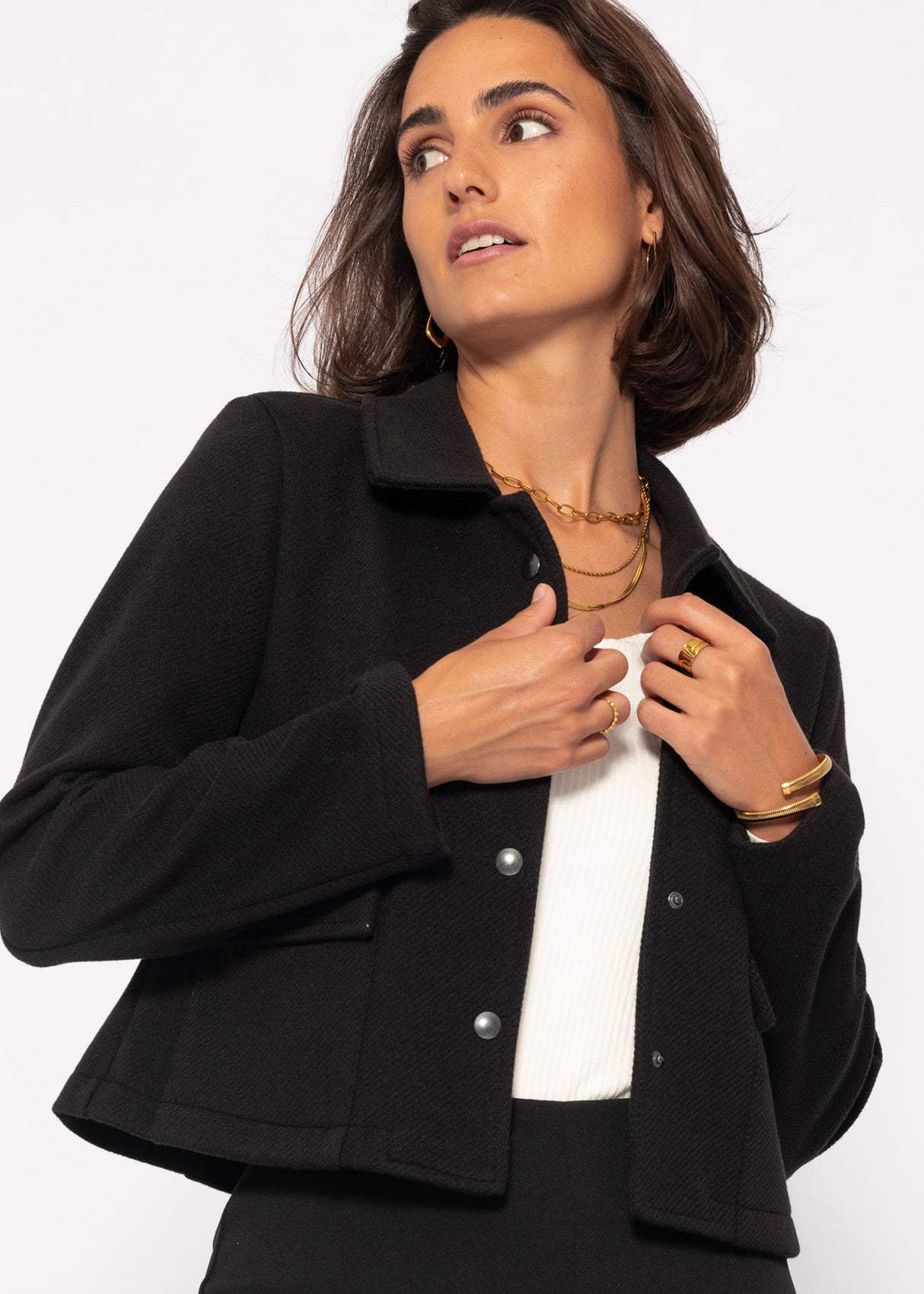 Short jacket with snap fasteners - black