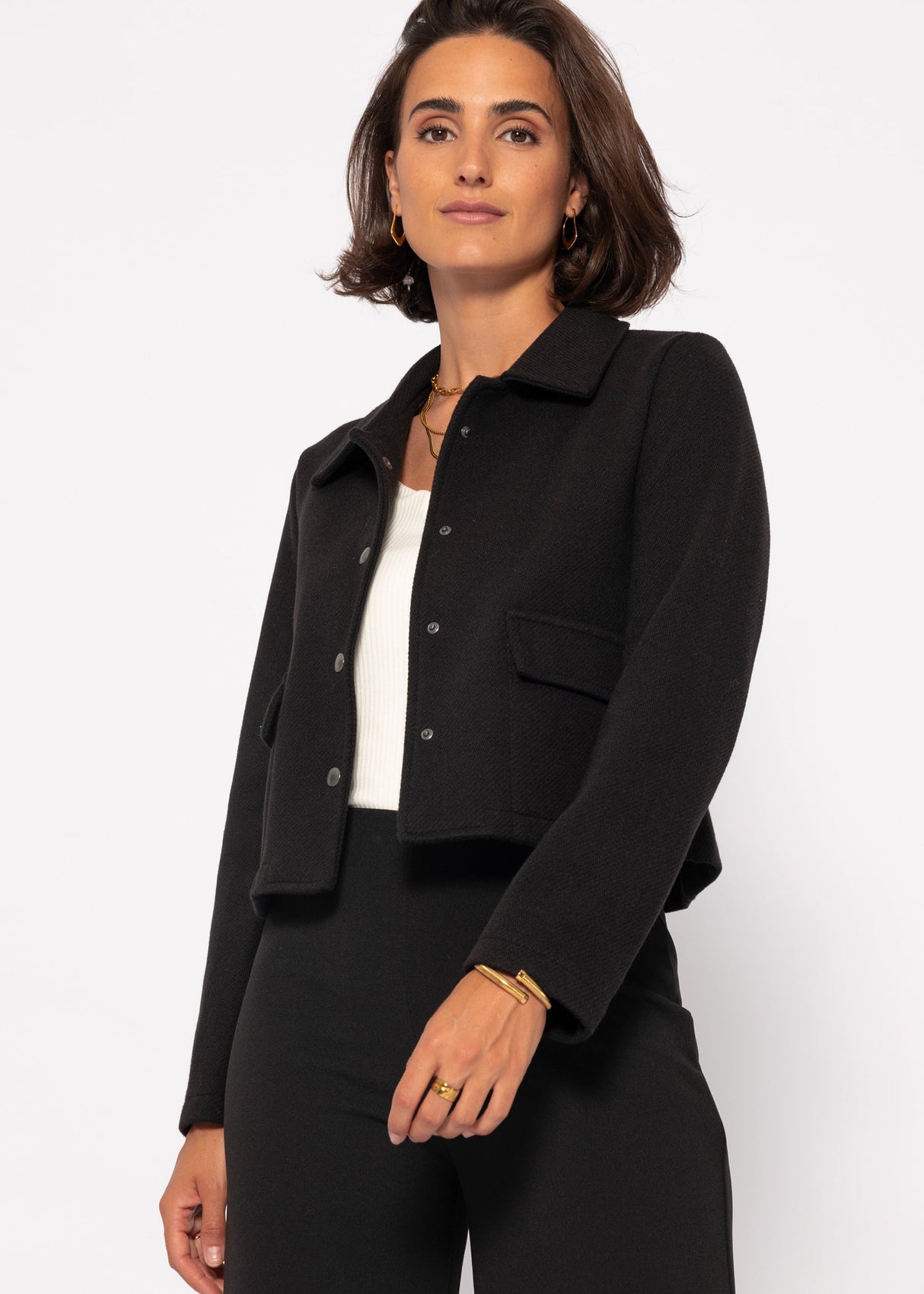 Short jacket with snap fasteners - black