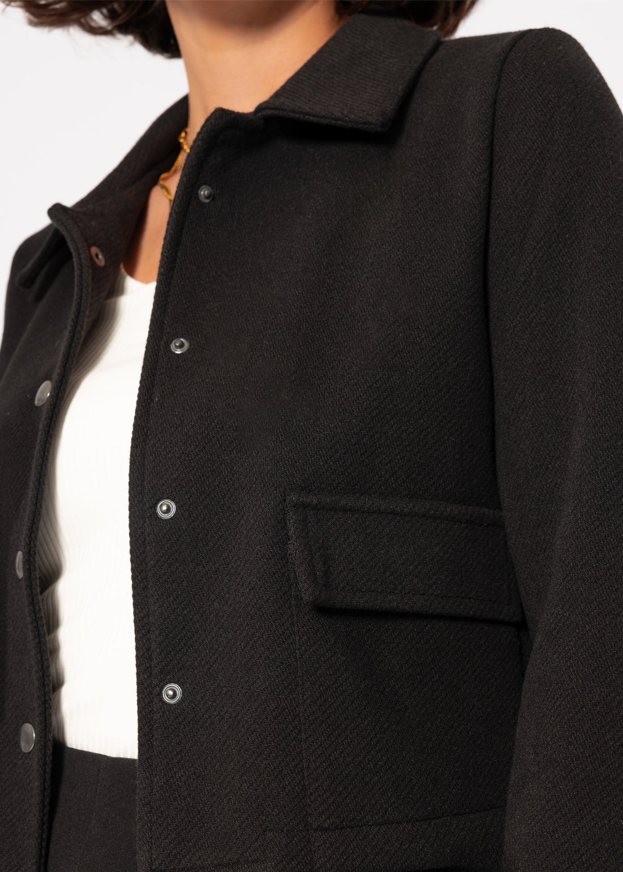 Short jacket with snap fasteners - black