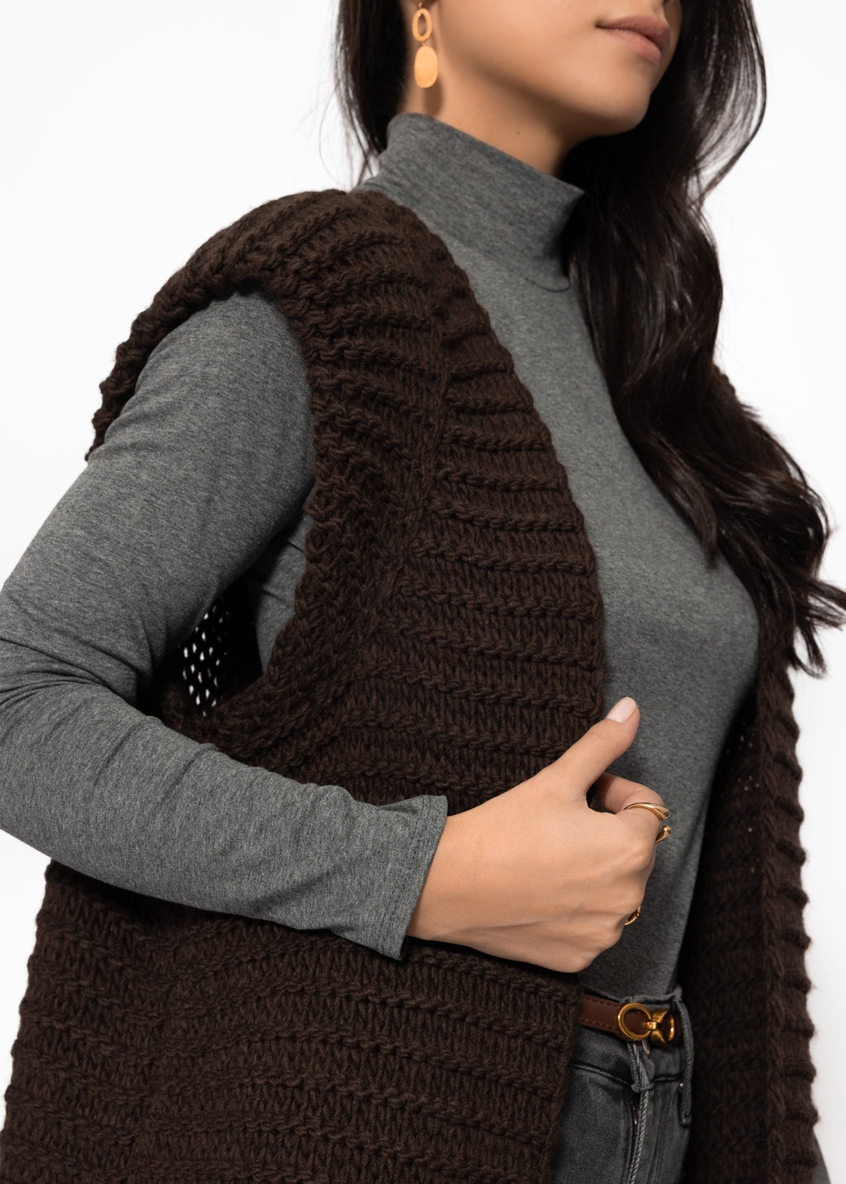 Lange ärmellose Strickweste mit strukturierten Schultern - braun