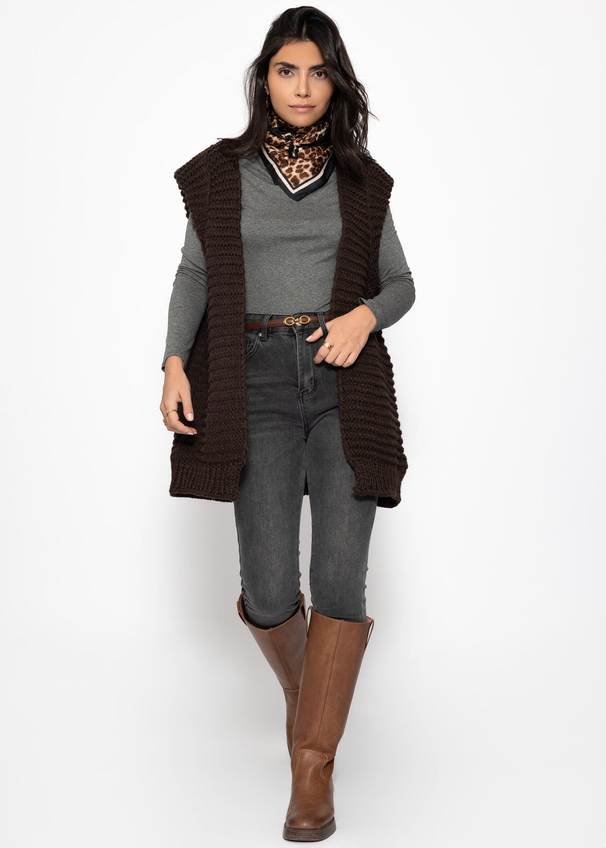 Lange ärmellose Strickweste mit strukturierten Schultern - braun