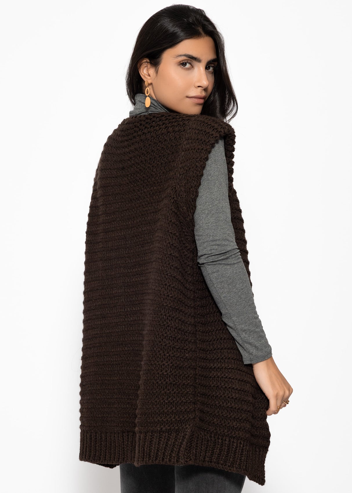 Lange ärmellose Strickweste mit strukturierten Schultern - braun