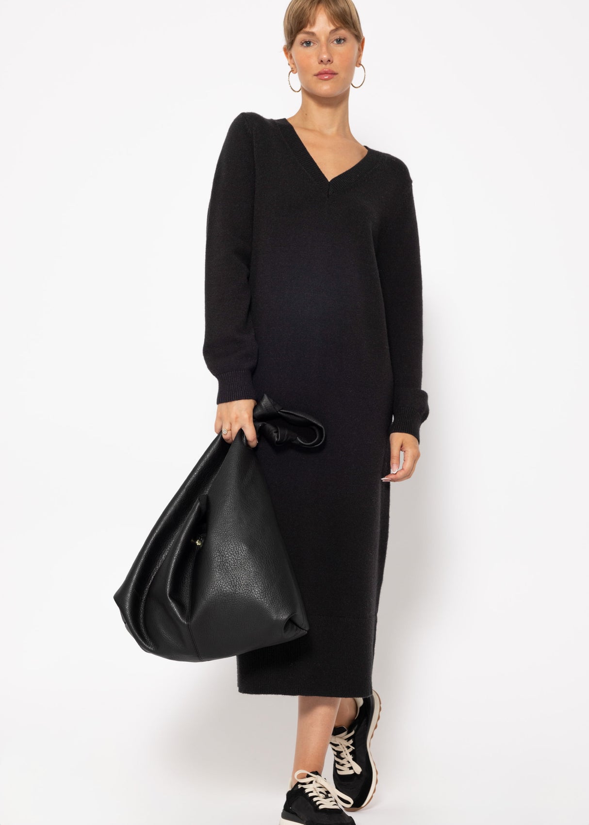Long V-neck knitted dress - black