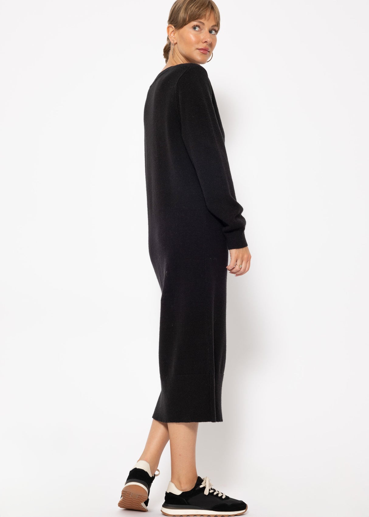 Long V-neck knitted dress - black