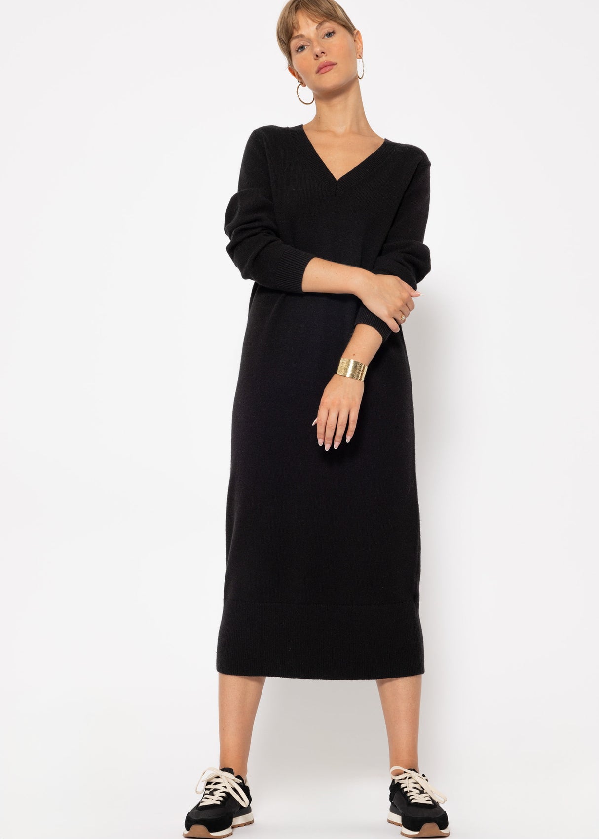 Long V-neck knitted dress - black