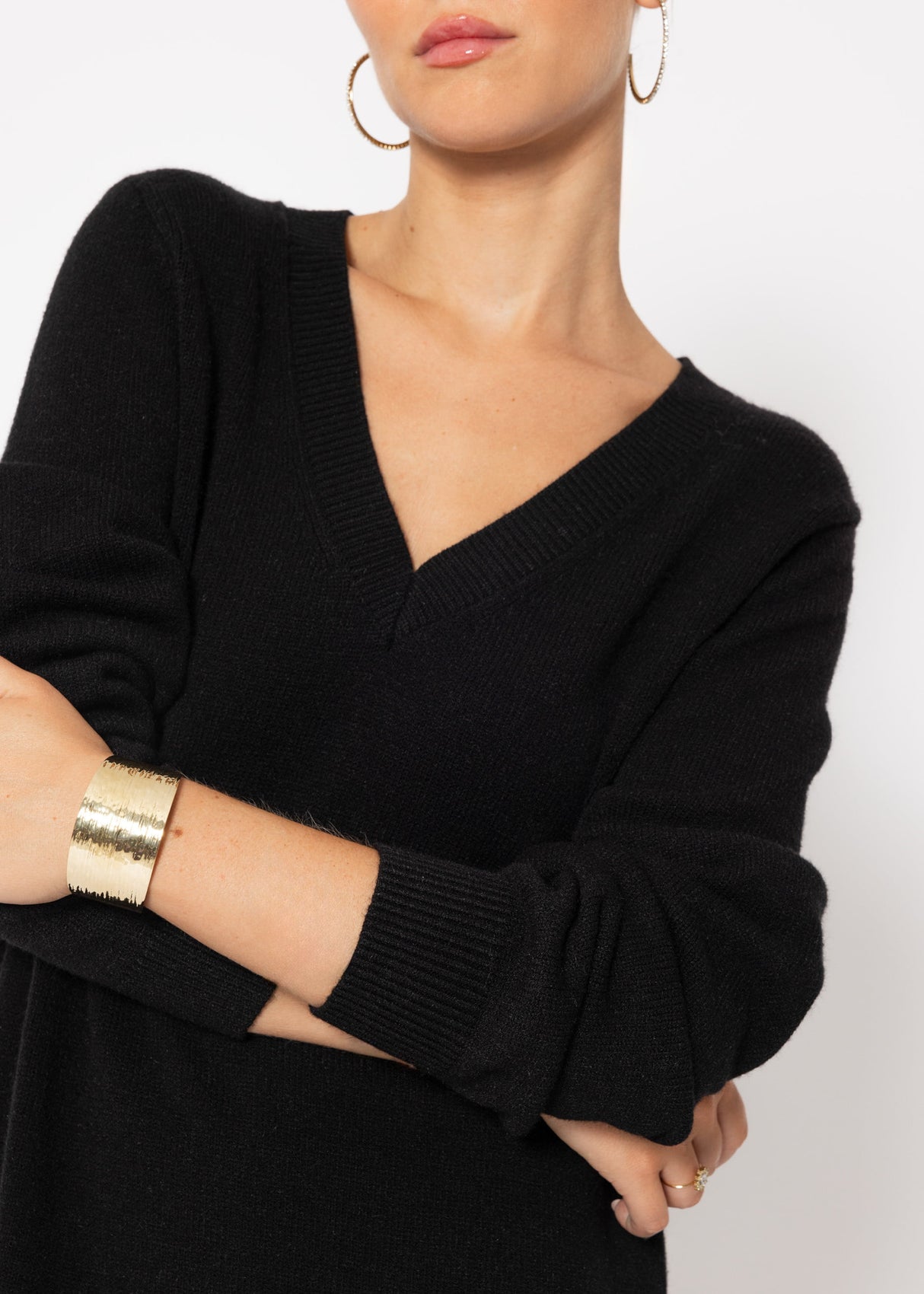 Long V-neck knitted dress - black