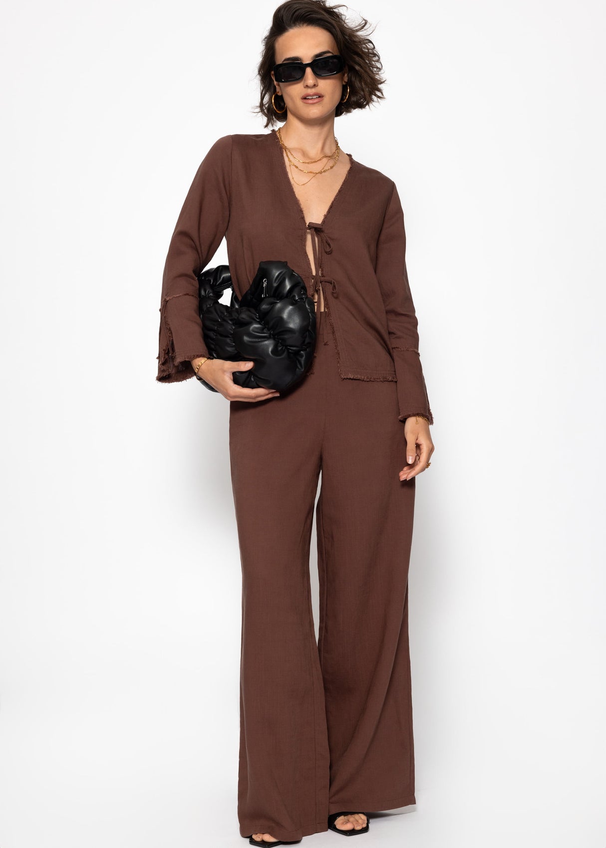 Linen blouse with trumpet sleeves and loop closure - brown