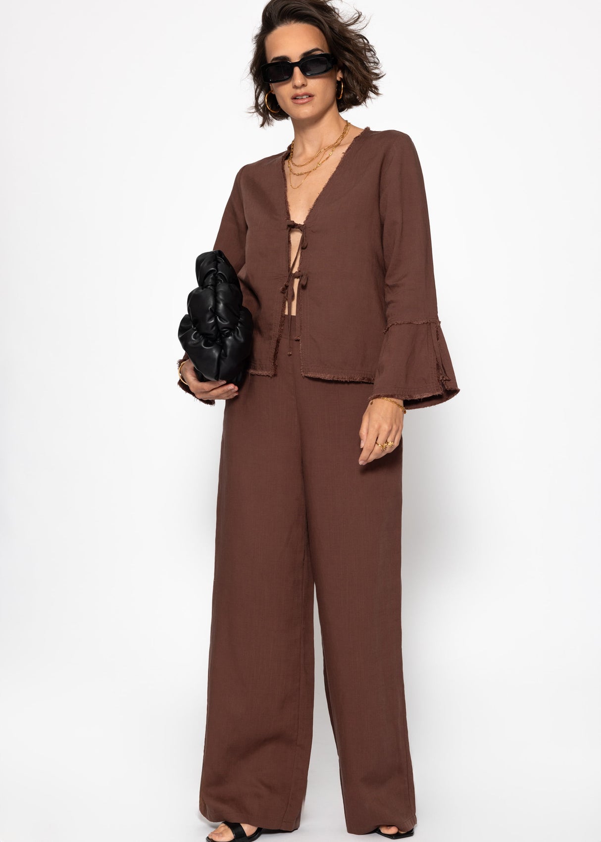 Linen blouse with trumpet sleeves and loop closure - brown