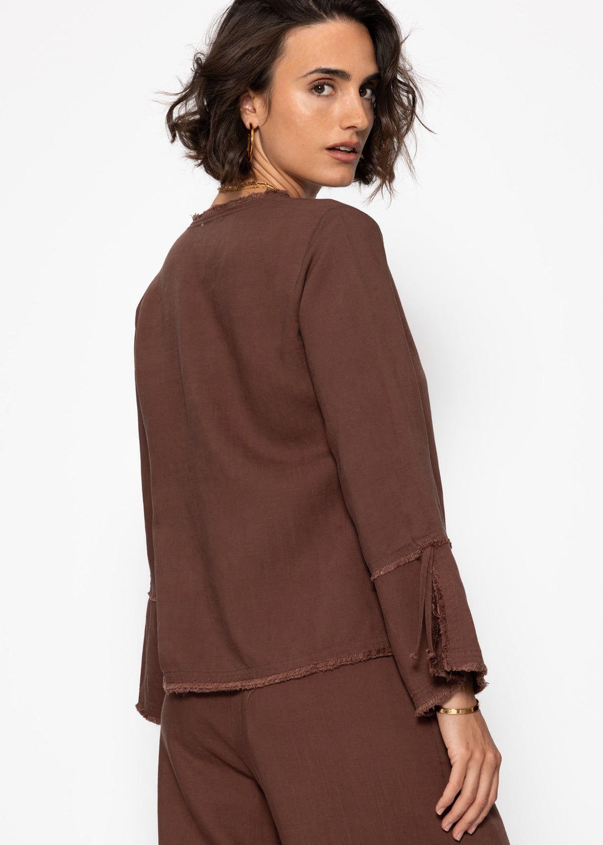 Linen blouse with trumpet sleeves and loop closure - brown