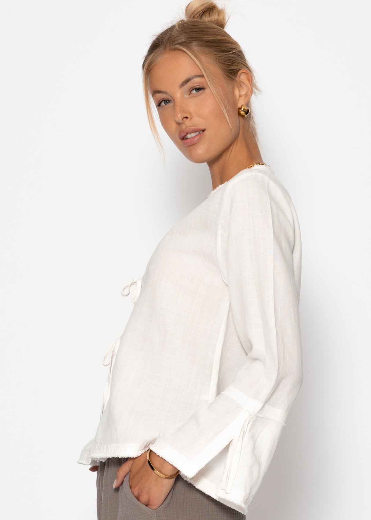 Leinen Bluse mit Trompetenärmel und Schleifenverschluss - weiß