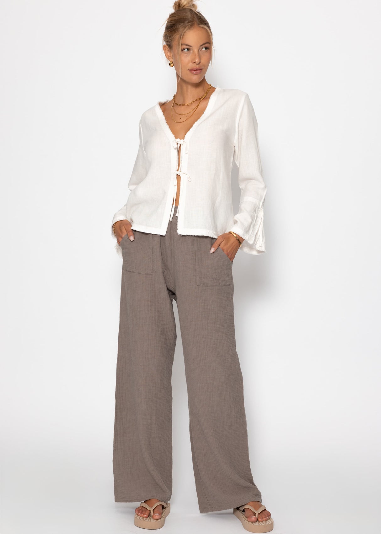 Leinen Bluse mit Trompetenärmel und Schleifenverschluss - weiß