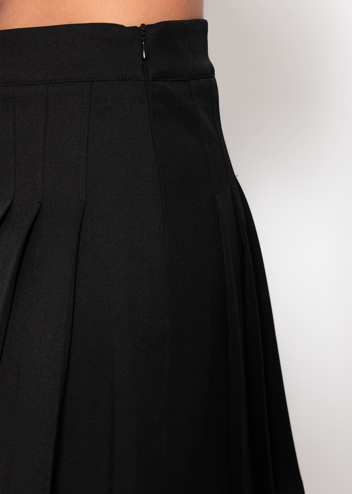 Mini skirt with pleats - black