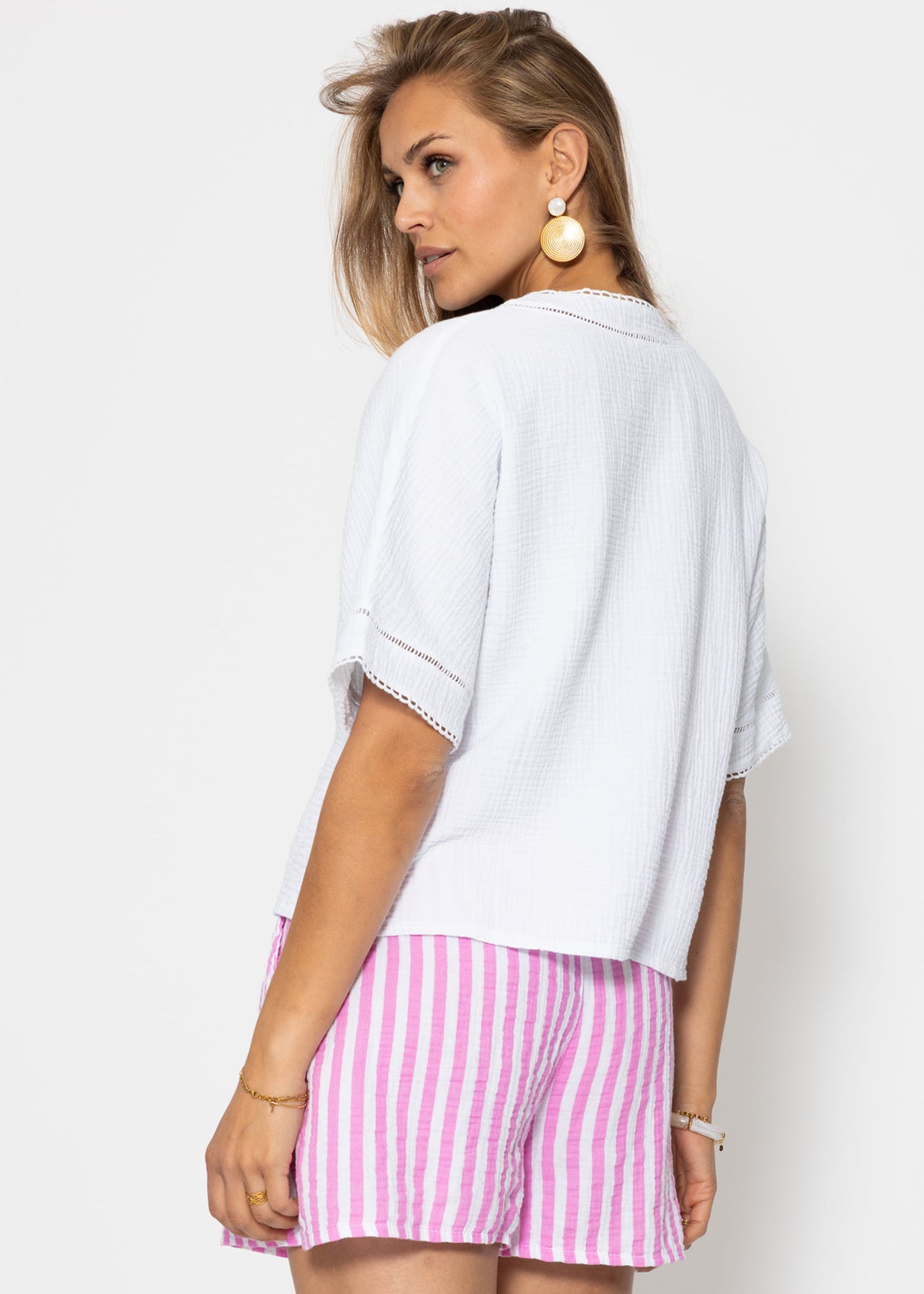 Musselin Bluse mit Spitzeneinsatz - weiß