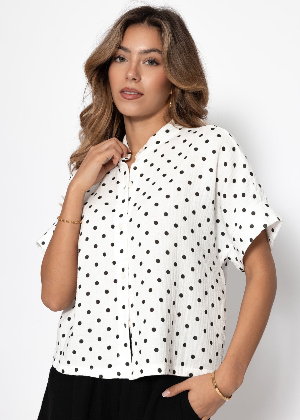Muslin blouse with attached short sleeves and dots - off-white