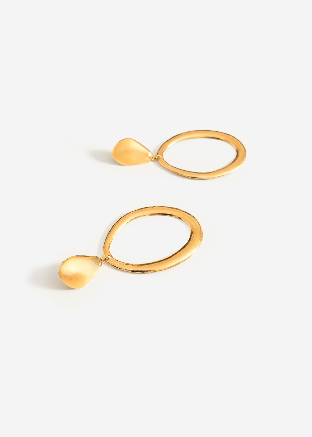 Stud earrings with large oval pendant - gold