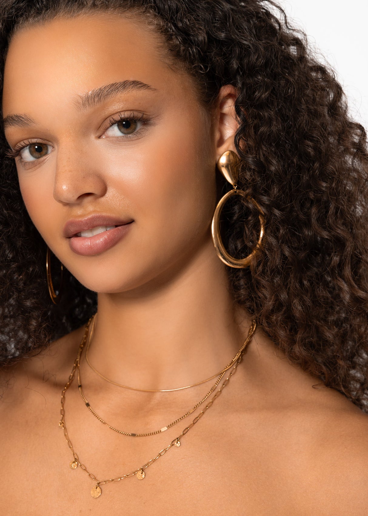 Stud earrings with large oval pendant - gold