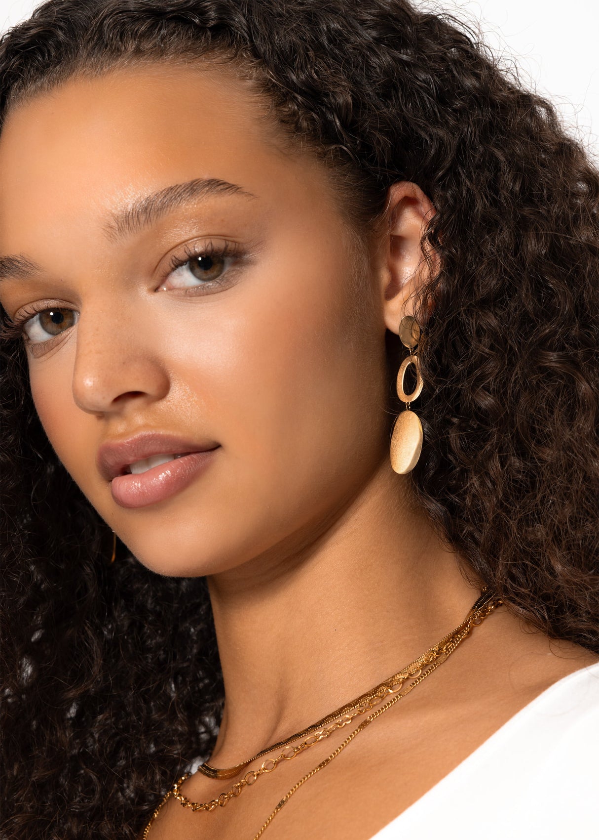 Stud earrings with oval pendants - gold