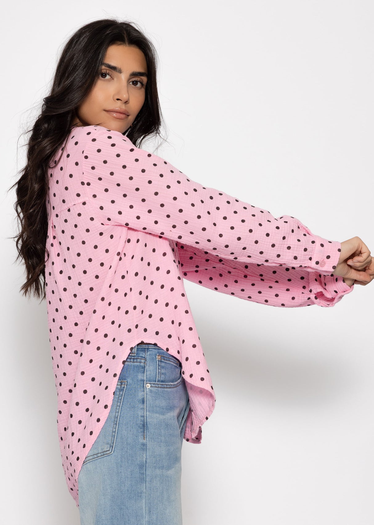 Oversize Musselin Bluse mit braunen Punkten - rosa