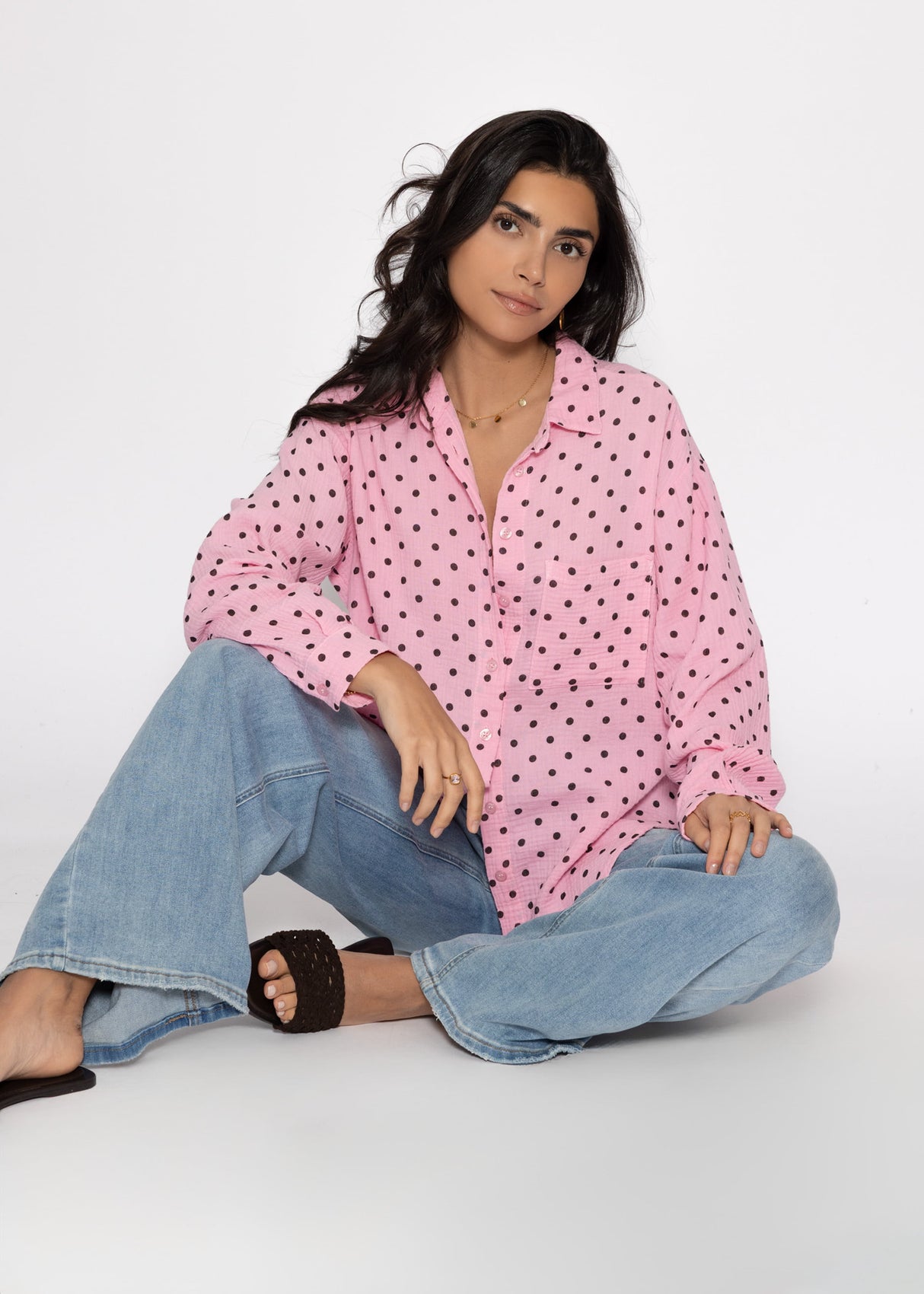 Oversize Musselin Bluse mit braunen Punkten - rosa