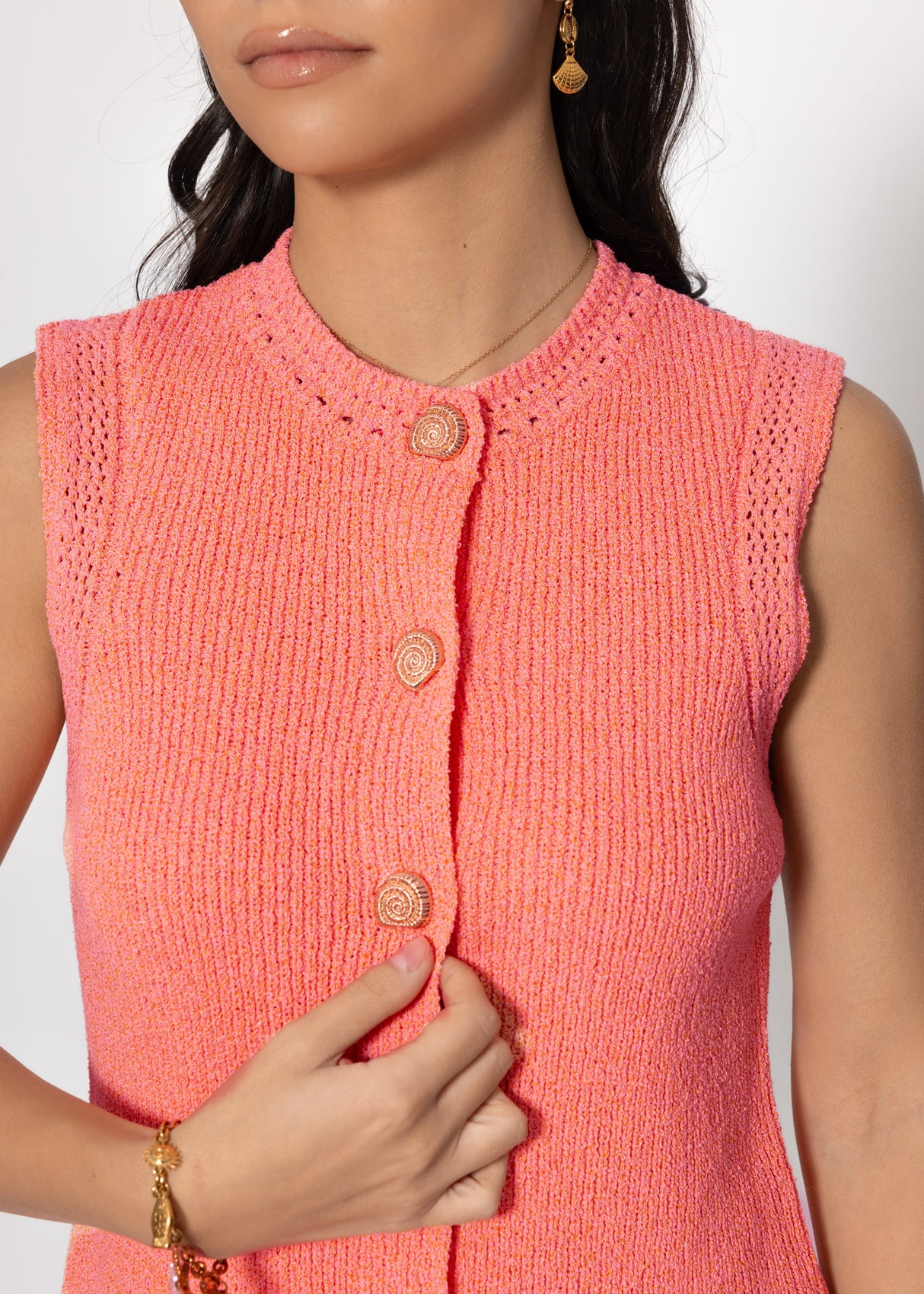 Strick Top mit Muschelknöpfen - koralle