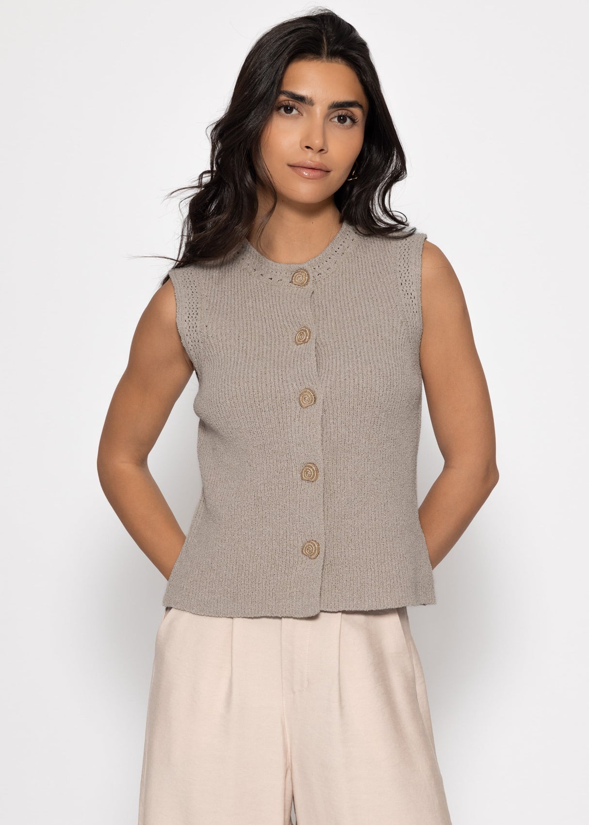 Strick Top mit Muschelknöpfen - taupe