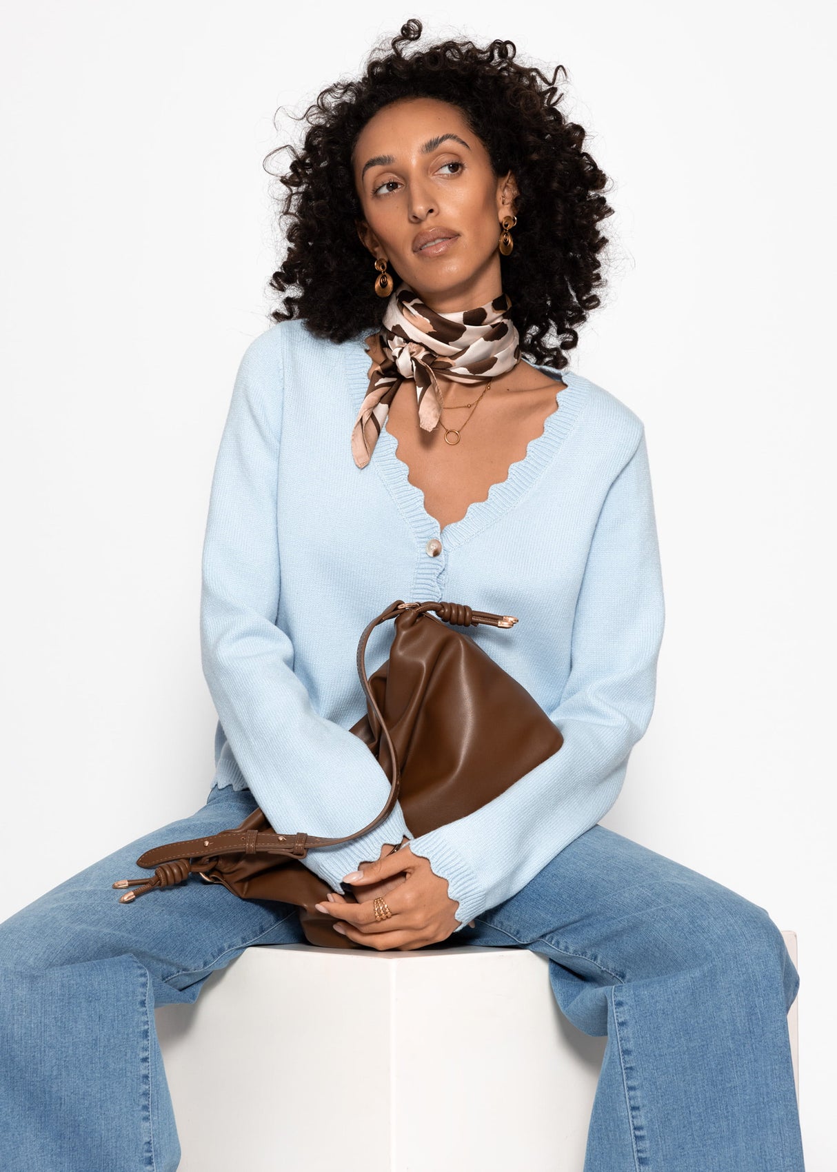 Strickcardigan mit Bogenkante - hellblau