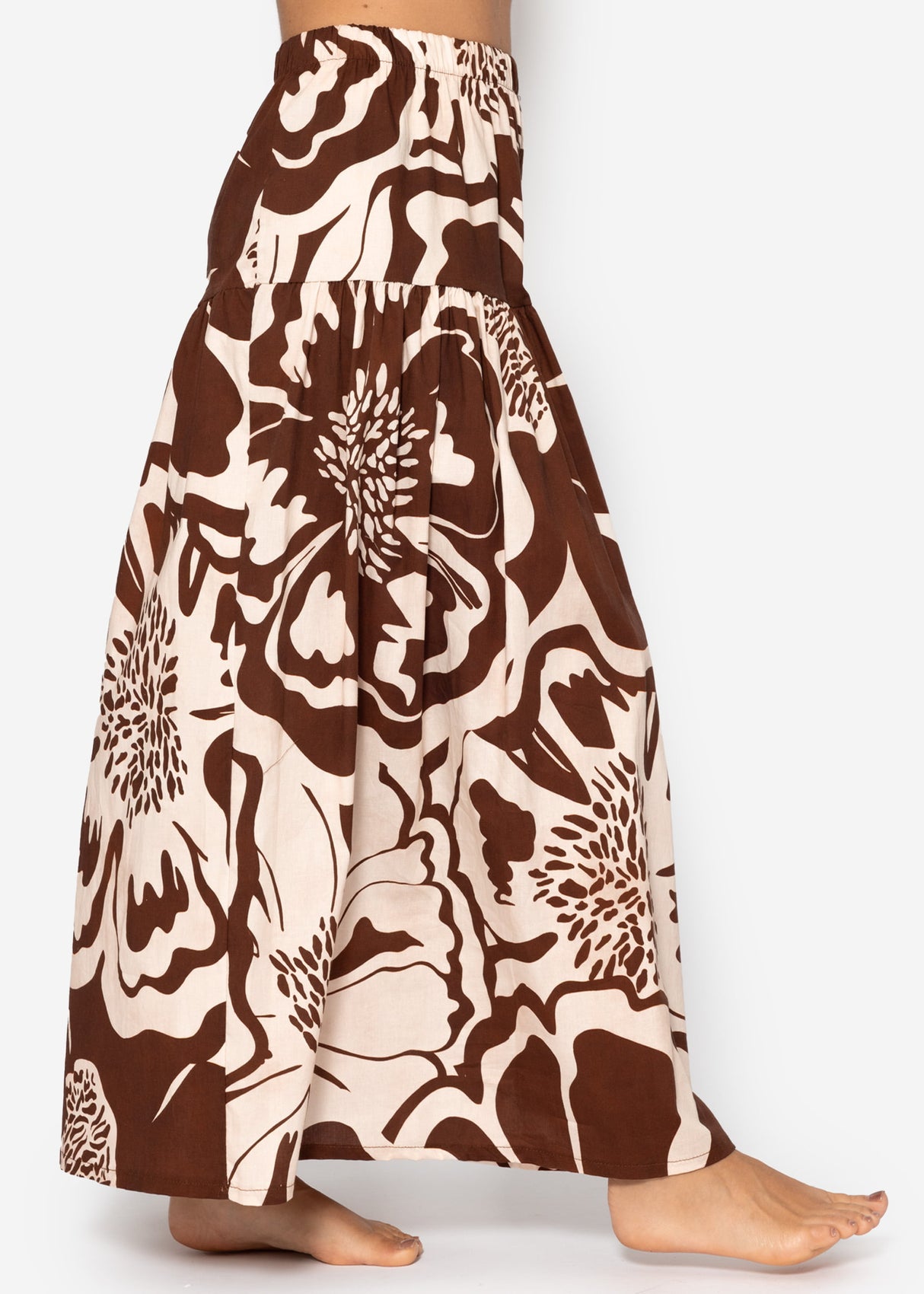 Volant rock with a large floral pressure - brown