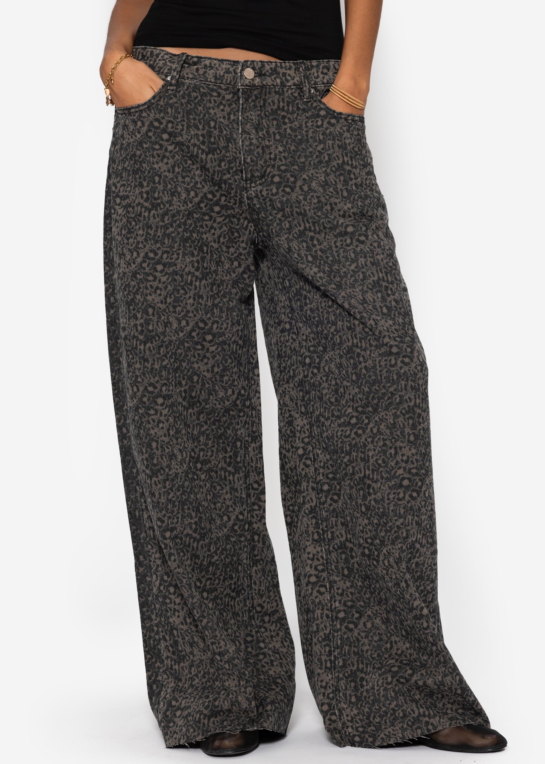 Weite Baggy-Jeans mit Leo-Print - braun