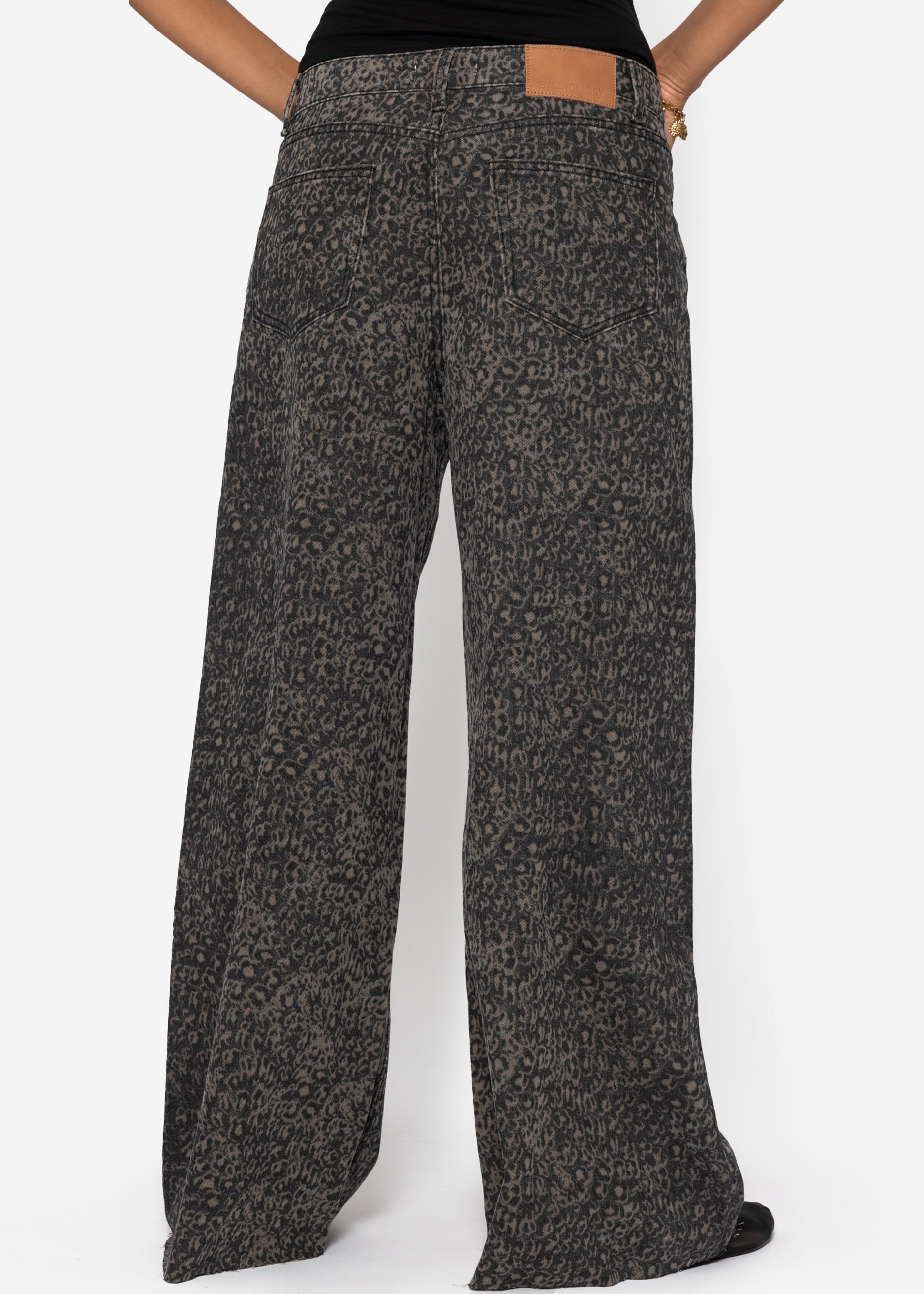 Weite Baggy-Jeans mit Leo-Print - braun